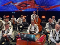 Orchestra Ansamblului „Cindrelul-Junii Sibiului”, la show-ul „Vedeta Populară”